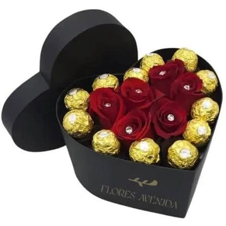 Caja corazon con 6 rosas con brillantes y bombones de chocolate 